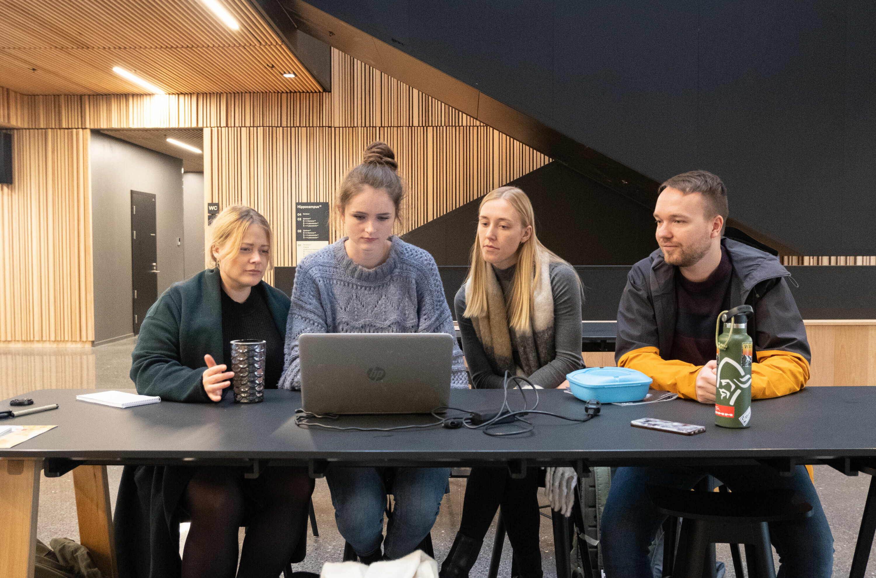 Sånn kan det se ut når studentene jobber sammen om en 'klinikk-simulering'. Fra venstre: Linn Kaia Sørling, Emma Hildre, Sigrun Larsen Volden, Tobias Olsen.