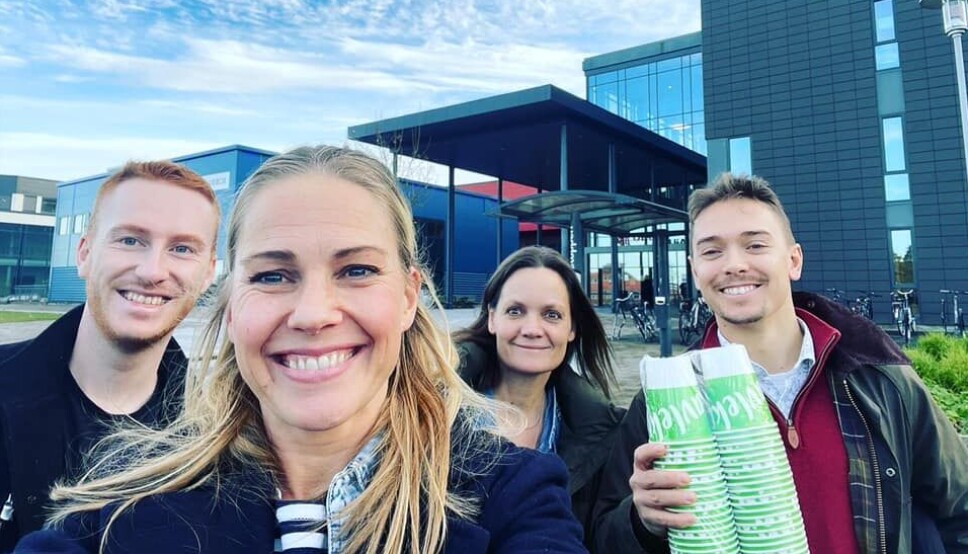 Thomas Jenssen (f.v), Venke Knutson, Ingrid Reimvik Leirvik og Kristian Fredrik Meyer Ødegård foran campus Grimstad. Knutson og Leirvik er grunleggerne av prosjektet.