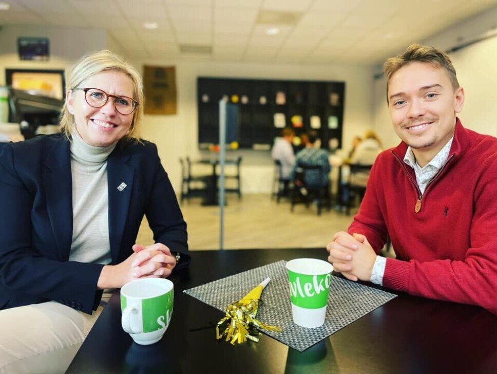 Viserektor for samfunnskontakt og nyskaping ved UiA, Gøril Hannås (t.v) og leder for Studentorganisasjonen i Agder (STA), Kristian Fredrik Meyer Ødegård møtes over en grønn kopp.
