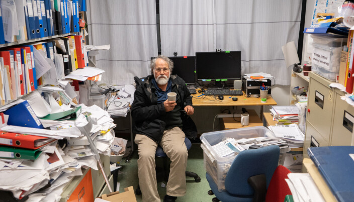 — Hvis permene og papirene på mitt kontor blir pakket ned, vil det føre til at jeg ikke får gjort arbeidet mitt. Jeg er avhengig av all denne akkumulerte kunnskapen for å sette det sammen på nye måter, sier Storm. — Hvis permene og papirene på mitt kontor blir pakket ned, vil det føre til at jeg ikke får gjort arbeidet mitt. Jeg er avhengig av all denne akkumulerte kunnskapen for å sette det sammen på nye måter, sier Storm.
