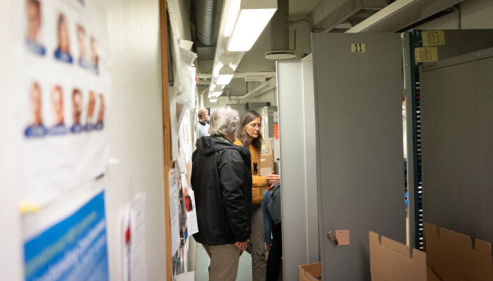 Instituttleder Lene Frost Andersen (i gul genser) var med og rydde ut av skapene i gangen utenfor kontoret til Storm. Instituttleder Lene Frost Andersen (i gul genser) var med og rydde ut av skapene i gangen utenfor kontoret til Storm.