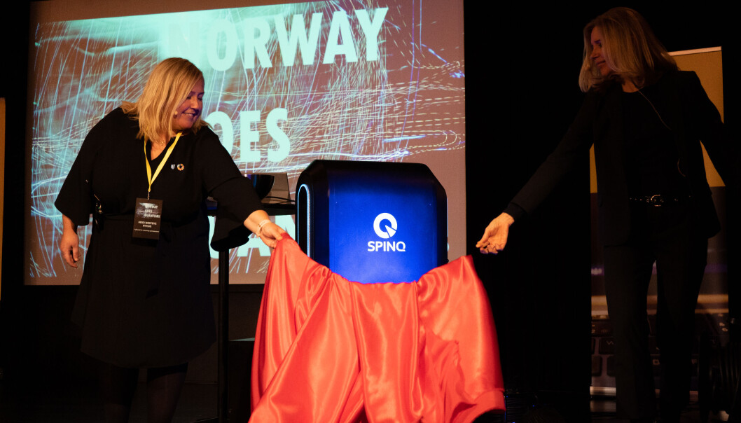 Her avduker fylkesråd for utdanning og kompetanse i Viken, Heidi Westbye Nyhus, og fungerende rektor ved OsloMet, Nina Waaler, Norges første kvantedatamaskin. Her avduker fylkesråd for utdanning og kompetanse i Viken, Heidi Westbye Nyhus, og fungerende rektor ved OsloMet, Nina Waaler, Norges første kvantedatamaskin.