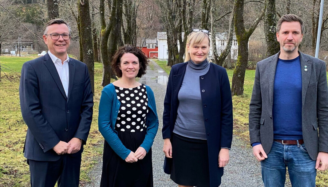 Rektor ved UiT Dag Rune Olsen, prorektor for utdanning Kathrine Tveiterås, sammen med ordfører i Nesna Hanne Davidsen (Ap) og varaordfører Kurt-Are Einmo (Sp). Rektor ved UiT Dag Rune Olsen, prorektor for utdanning Kathrine Tveiterås, sammen med ordfører i Nesna Hanne Davidsen (Ap) og varaordfører Kurt-Are Einmo (Sp).