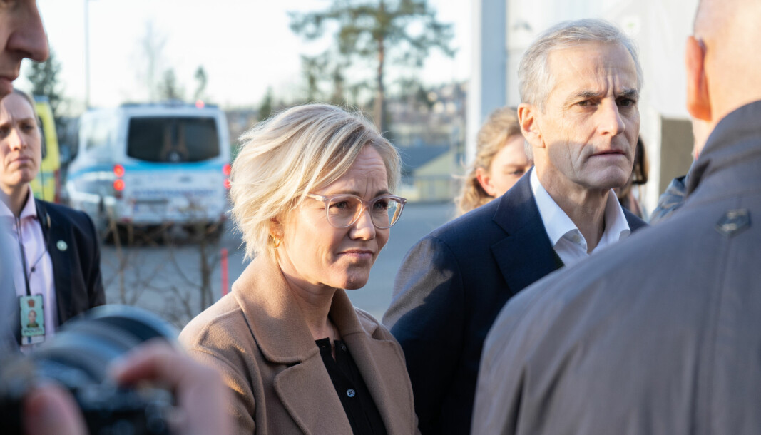 Helse- og omsorgsminister Ingvild Kjerkol og statsminister Jonas Gahr Støre utenfor Ahus før en omvisning i sammenheng korona og sprengt kapasitet.