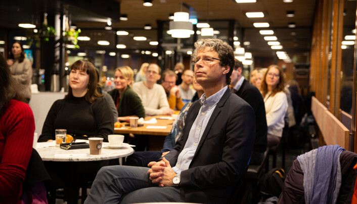Flere hadde møtt opp for å følge frokostmøtet i Niels Treschows hus på Blindern i Oslo. Blant dem dekan ved Det humanistiske fakultet, Frode Helland. Flere hadde møtt opp for å følge frokostmøtet i Niels Treschows hus på Blindern i Oslo. Blant dem dekan ved Det humanistiske fakultet, Frode Helland.