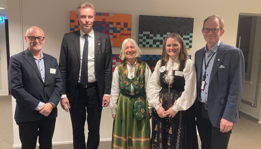 (F.v.) Sigmund Grønmo fra Nesna-aksjonen, statsråd Ola Borten Moe, Arna Meisfjord, Jenny Myklebust og statssekretær Oddmund L. Hoel møttes til samtaler i Kunnskapsdepartementet mandag kveld. (F.v.) Sigmund Grønmo fra Nesna-aksjonen, statsråd Ola Borten Moe, Arna Meisfjord, Jenny Myklebust og statssekretær Oddmund L. Hoel møttes til samtaler i Kunnskapsdepartementet mandag kveld.