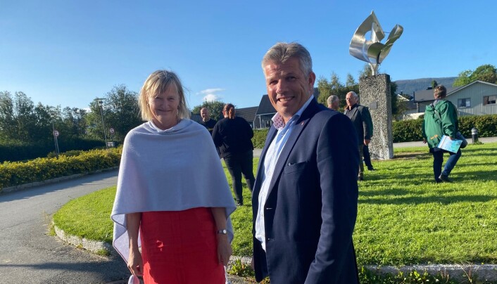 Ordfører på Nesna, Hanne Davidsen (Ap) og Aps nestleder og helgelending Bjørnar Skjæran i bakgrunnen Sp-leder Trygve Slagsvold Vedum. Ordfører på Nesna, Hanne Davidsen (Ap) og Aps nestleder og helgelending Bjørnar Skjæran i bakgrunnen Sp-leder Trygve Slagsvold Vedum.