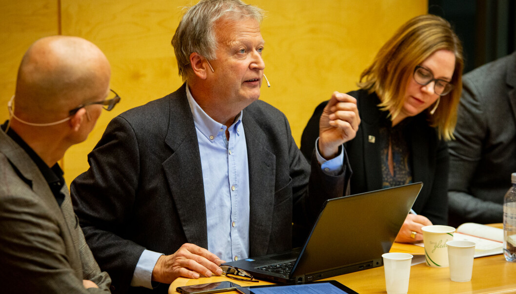 Sakprosa-professor Johan Tønnesson trur mange vitskapeleg tilsette, som er vane med å skriva vitskapelege artiklar, trur det er heilt andre krav til kjeldebruk og sitering når dei skal skriva sakprosa. Sakprosa-professor Johan Tønnesson trur mange vitskapeleg tilsette, som er vane med å skriva vitskapelege artiklar, trur det er heilt andre krav til kjeldebruk og sitering når dei skal skriva sakprosa.