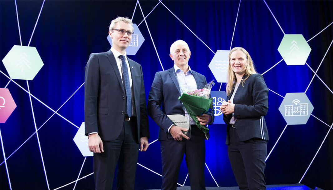 Prisvinnar Magnar Bjørås (i midten) saman med forskings- og høgare utdanningsminister Ola Borten Moe og Mari Sundli Tveit, administrerande direktør i Forskingsrådet.
