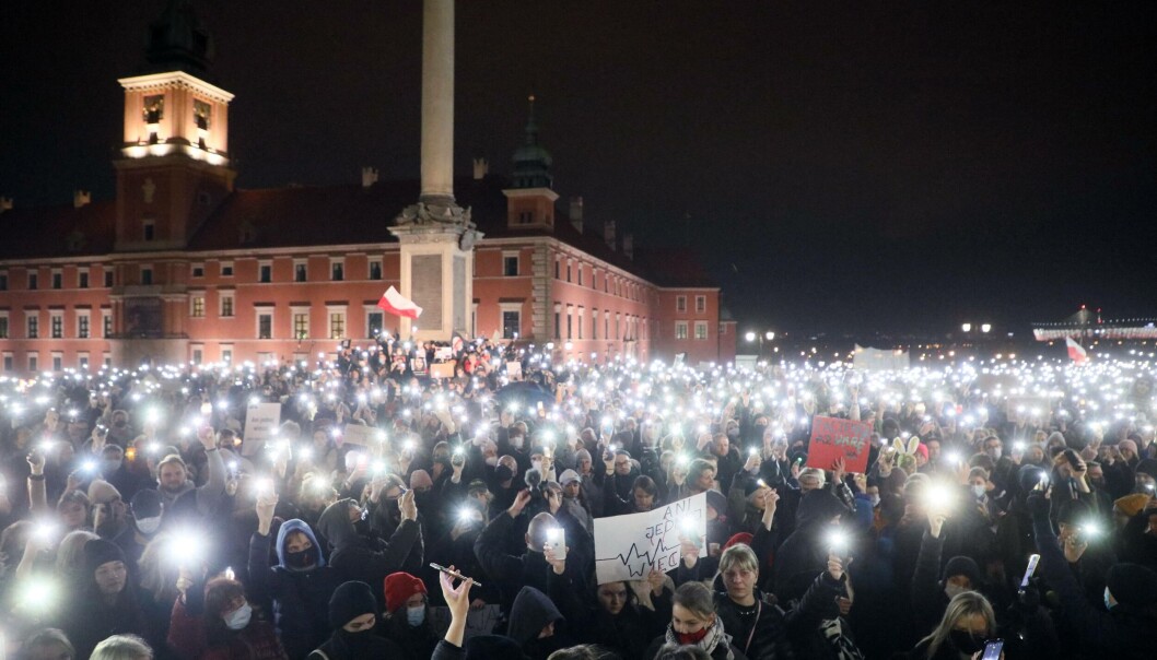 Demokratiet og rettssikkerheten i Polen lider under autoritære krefter som også får konsekvenser for landets akademiske frihet. Innleggsforfatterne Cyndeacka, Einarsen og Holmøyvik oppfordrer følgelig til å gjennomtenke det videre forskningssamarbeidet med Polen. Bildet er fra en demonstrasjon i Warszawa 6.november mot landets abortlov som i praksis forbyr kvinner å ta abort i Polen. Demokratiet og rettssikkerheten i Polen lider under autoritære krefter som også får konsekvenser for landets akademiske frihet. Innleggsforfatterne Cyndeacka, Einarsen og Holmøyvik oppfordrer følgelig til å gjennomtenke det videre forskningssamarbeidet med Polen. Bildet er fra en demonstrasjon i Warszawa 6.november mot landets abortlov som i praksis forbyr kvinner å ta abort i Polen.