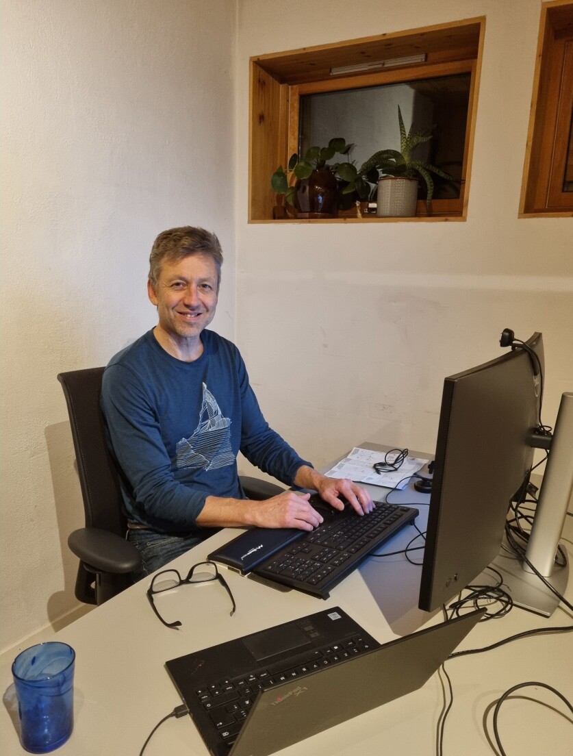 — Jeg har naboer her som jeg inviterer på lunsj. Eller de inviterer meg. Iallfall en dag i uken har de vært hos meg eller jeg hos dem, sier Per Schrader som er ansatt i Statens lånekasse for utdanning med 100 % hjemmekontor. — Jeg har naboer her som jeg inviterer på lunsj. Eller de inviterer meg. Iallfall en dag i uken har de vært hos meg eller jeg hos dem, sier Per Schrader som er ansatt i Statens lånekasse for utdanning med 100 % hjemmekontor.