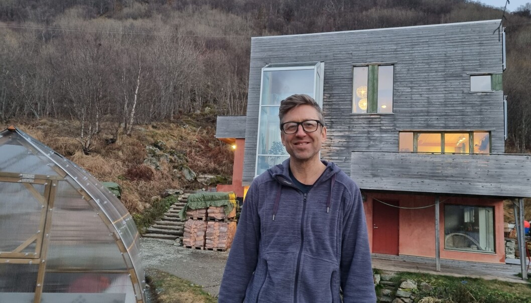 — Når man går forbi folk til kaffeautomaten på kontoret så ser du om de er opptatt eller ei. Treffer du noen, så får du pratet med dem. Det er ikke så lett fra hjemmekontoret. Men jeg ble fristet av en faglig spennende jobb som jeg ikke finner lokalt, sier Per Schrader som nylig ble ansatt som datamanager i Lånekassen med 100% hjemmekontor i Kaldfjorden i Troms. — Når man går forbi folk til kaffeautomaten på kontoret så ser du om de er opptatt eller ei. Treffer du noen, så får du pratet med dem. Det er ikke så lett fra hjemmekontoret. Men jeg ble fristet av en faglig spennende jobb som jeg ikke finner lokalt, sier Per Schrader som nylig ble ansatt som datamanager i Lånekassen med 100% hjemmekontor i Kaldfjorden i Troms.
