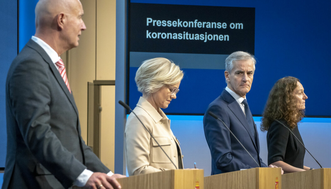 Statsminister Jonas Gahr Støre, helseminister Ingvild Kjerkol og fagmyndighetene holder pressekonferanse om nye koronatiltak mandag kveld..
