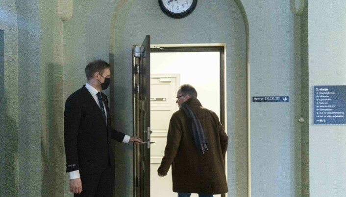 Øyvind Eikrem på vei inn igjen, mens han ventet på å slippe til på styremøtet. Flere NTNU-vakter var tilstede rundt møterommene.