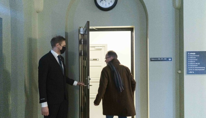 Øyvind Eikrem på vei inn igjen, mens han ventet på å slippe til på styremøtet. Flere NTNU-vakter var tilstede rundt møterommene. Øyvind Eikrem på vei inn igjen, mens han ventet på å slippe til på styremøtet. Flere NTNU-vakter var tilstede rundt møterommene.