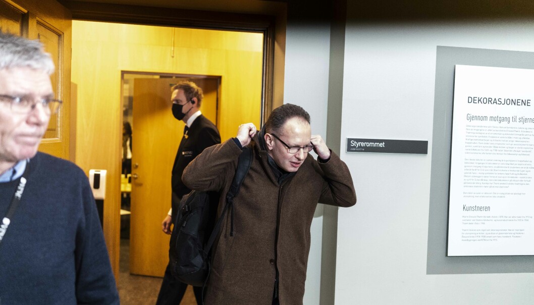 Øystein Eikrem forlater styremøtet ved NTNU i forrige uke. Helt til venstre fungerende organisasjonsdirektør ved NTNU Roar Tobro. Øystein Eikrem forlater styremøtet ved NTNU i forrige uke. Helt til venstre fungerende organisasjonsdirektør ved NTNU Roar Tobro.