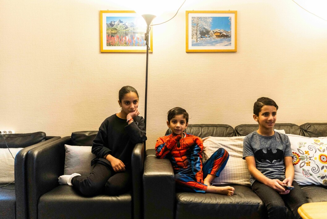 Fatima (11), Ameer (6) og Ali (12) går alle tre på en helnorsk skole i Trondheim. De bruker ofte YouTube for å lære språket på hjemmebane.
