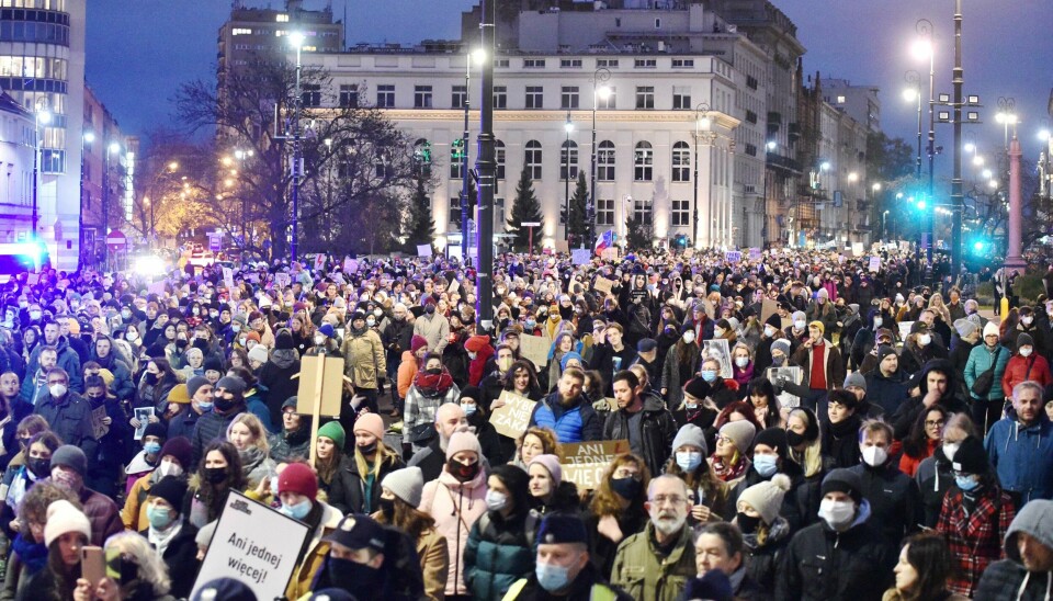Flere tusen polske borgere tar til gatene for å protestere mot myndighetenes forsøk på å undergrave kvinners rettigheter og den nye abortloven.