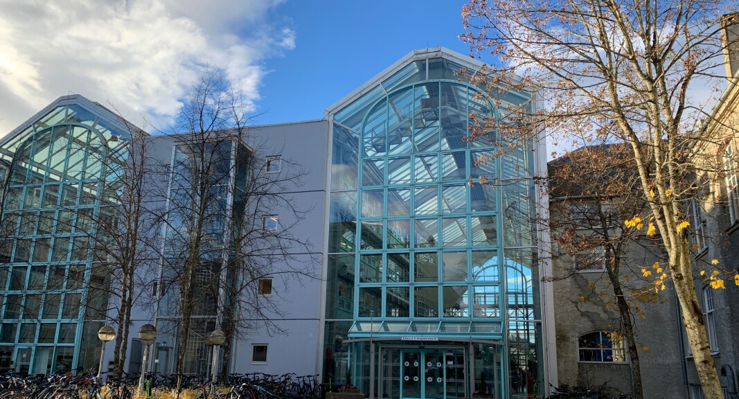 Det var forskere ved Fakultet for informasjonsteknologi og elektroteknikk ved NTNU som ble utsatt for piratvirksomheten., der en refusert forskningsartikkel senere dukket opp i et annet tidsskrift med kinesiske forfattere. Det var forskere ved Fakultet for informasjonsteknologi og elektroteknikk ved NTNU som ble utsatt for piratvirksomheten., der en refusert forskningsartikkel senere dukket opp i et annet tidsskrift med kinesiske forfattere.