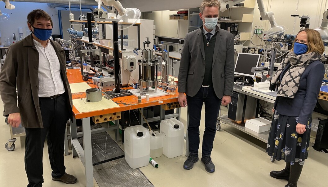 Statsråd Ola Borten Moe, sammen med prorektor for forskning Merete Vadla Madland og (tv) b professor Alejandro Escalona som skal lede senteret Statsråd Ola Borten Moe, sammen med prorektor for forskning Merete Vadla Madland og (tv) b professor Alejandro Escalona som skal lede senteret