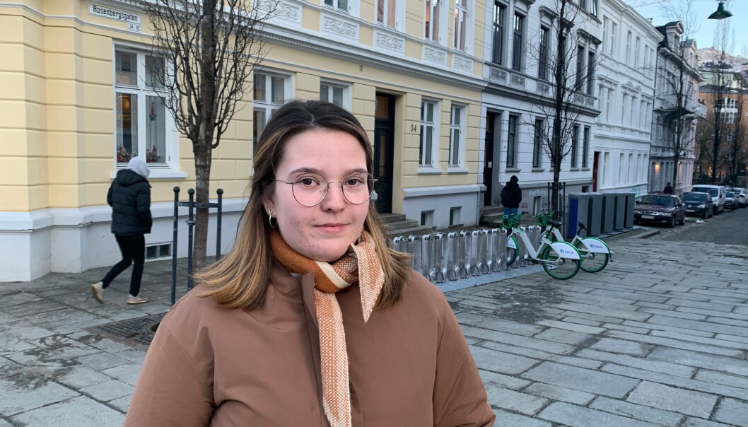 — Det er mye penger for oss studenter. Særlig med tanke på at det både er jul og at strømmen er rekorddyr, sier masterstudent Ingrid Wågen.som har jobbet som seminarleder for UiB, men ikke fått lønna hun skulle hatt i desember. — Det er mye penger for oss studenter. Særlig med tanke på at det både er jul og at strømmen er rekorddyr, sier masterstudent Ingrid Wågen.som har jobbet som seminarleder for UiB, men ikke fått lønna hun skulle hatt i desember.