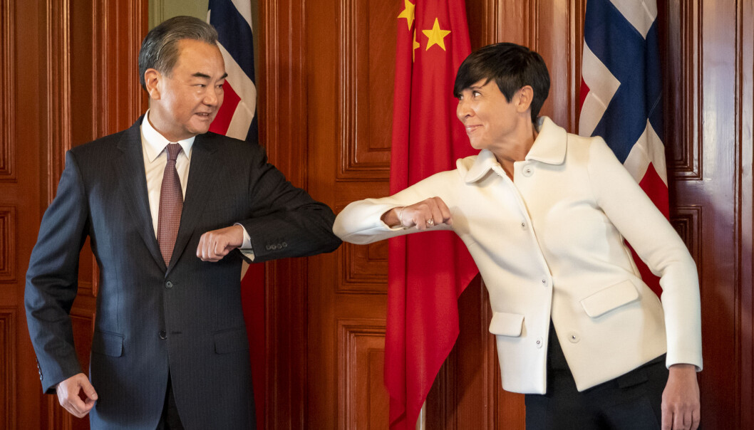 Kinas utenriksminister Wang Yi gjør en korona-hilsen med tidligere utenriksminister Ine Eriksen Søreide under et kort høflighetsvisitt i Norge i fjor høst. Forsker Gunnar Sivertsen sier at det gradvis de senere årene har blitt vanskeligere å samarbeide med kinesiske kollegaer. Kinas utenriksminister Wang Yi gjør en korona-hilsen med tidligere utenriksminister Ine Eriksen Søreide under et kort høflighetsvisitt i Norge i fjor høst. Forsker Gunnar Sivertsen sier at det gradvis de senere årene har blitt vanskeligere å samarbeide med kinesiske kollegaer.