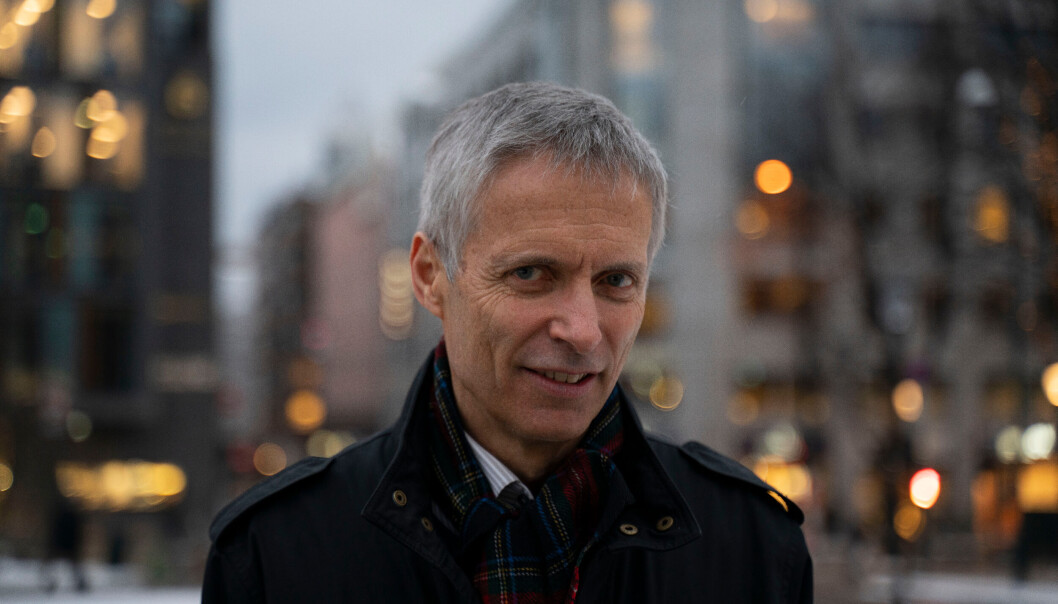 Direktør for Norsk Regnesentral og styreleder i Forskningsinstituttenes fellesarena, Lars Holden, ønsker å påvirke Stortinget til å vedta en fullmakt som vil føre til at Forskningsrådets finansieringspraksis blir innenfor regelverket. — Det står mellom en fullmakt og forskningsprosjekt til én milliard kroner, sier han. Direktør for Norsk Regnesentral og styreleder i Forskningsinstituttenes fellesarena, Lars Holden, ønsker å påvirke Stortinget til å vedta en fullmakt som vil føre til at Forskningsrådets finansieringspraksis blir innenfor regelverket. — Det står mellom en fullmakt og forskningsprosjekt til én milliard kroner, sier han.
