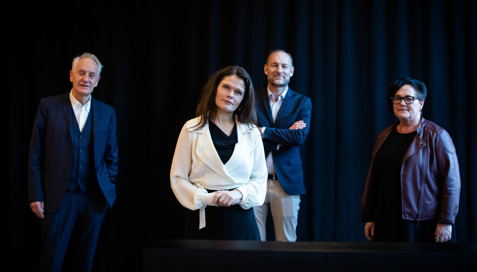 Tre av jurymedlemmene, sammen med prisvinneren. Fra venstre: Rune Slagstad, Cecilie Hellestveit, Knut Olav Åmås og Tove Lie.