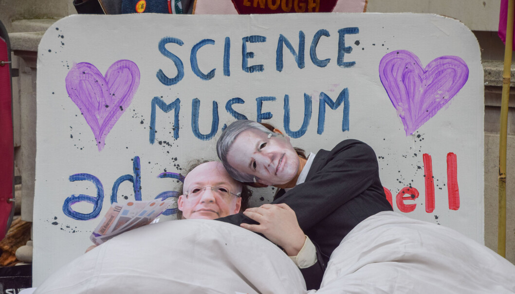 Granskingen av finansiering fra oljeselskaper kommer etter protester mot Science Museum, her fra en protest i november. Granskingen av finansiering fra oljeselskaper kommer etter protester mot Science Museum, her fra en protest i november.
