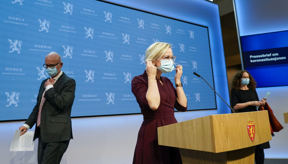 Helsedirektør Bjørn Guldvog, helse- og omsorgsminister Ingvild Kjerkol og direktør i FHI Camilla Stoltenberg under en pressekonferanse om koronasituasjonen 21. desember.