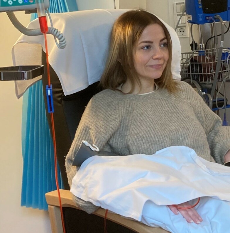 Her får Pernille Erichsen Skjevrak den første kuren.