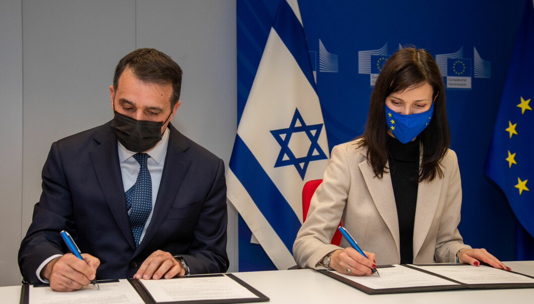 Haim Regev og Mariya Gabriel signerer assosieringsavtalen om israelsk deltakelse i Horisont Europa.