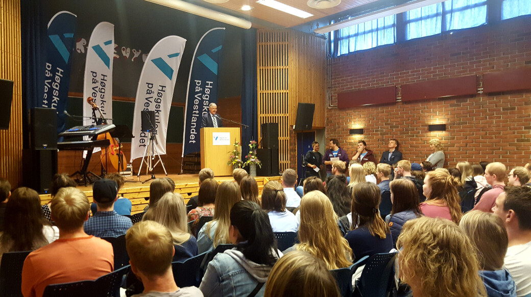 — Universitet og høgskular tek ansvar for å leggja til rette for fagleg utvikling, fellesskap og tilhøyrsle under dei vilkåra pandemien og smitteverntiltaka gir. Opne campus er ein særs viktig del av dette, skriv rektor Gunnar Yttri og prorektor Anne-Grethe Naustdal. Biletet er frå ein tidlegare studiestart ved Høgskulen på Vestlandet. — Universitet og høgskular tek ansvar for å leggja til rette for fagleg utvikling, fellesskap og tilhøyrsle under dei vilkåra pandemien og smitteverntiltaka gir. Opne campus er ein særs viktig del av dette, skriv rektor Gunnar Yttri og prorektor Anne-Grethe Naustdal. Biletet er frå ein tidlegare studiestart ved Høgskulen på Vestlandet.