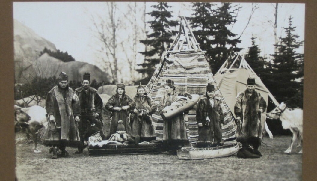 Ekteparet Mathias Mortenson med fire barn, Jon M. Nordfjell, ekteparet Ringdal og Anna Fjellner fra Røros og Jämtland i Hagenbecks dyrepark i Stellingen, Hamburg 1926. Ekteparet Mathias Mortenson med fire barn, Jon M. Nordfjell, ekteparet Ringdal og Anna Fjellner fra Røros og Jämtland i Hagenbecks dyrepark i Stellingen, Hamburg 1926.