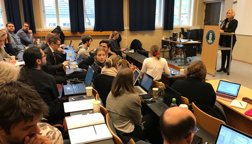 Helga Aune ledet arbeidet med forslag til endringer i universitets- og høgskoleloven. Her er hun på innspillsmøte med studenter i Bergen. De fleste av endringene har allerede trådt i kraft, men noen endringer knyttet til eksamen trer i kraft fra 1. august 2022. Helga Aune ledet arbeidet med forslag til endringer i universitets- og høgskoleloven. Her er hun på innspillsmøte med studenter i Bergen. De fleste av endringene har allerede trådt i kraft, men noen endringer knyttet til eksamen trer i kraft fra 1. august 2022.