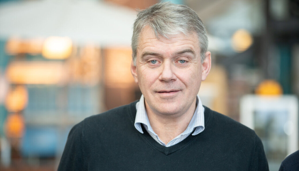 Professor og senterleder John-Bjarne Hansen saksøkte sin arbeidsgiver UiT for trakkasseringog ærekrenkelse, og har nå inngått forlik. Vilkårene i avtalen er ikke kjent. Professor og senterleder John-Bjarne Hansen saksøkte sin arbeidsgiver UiT for trakkasseringog ærekrenkelse, og har nå inngått forlik. Vilkårene i avtalen er ikke kjent.