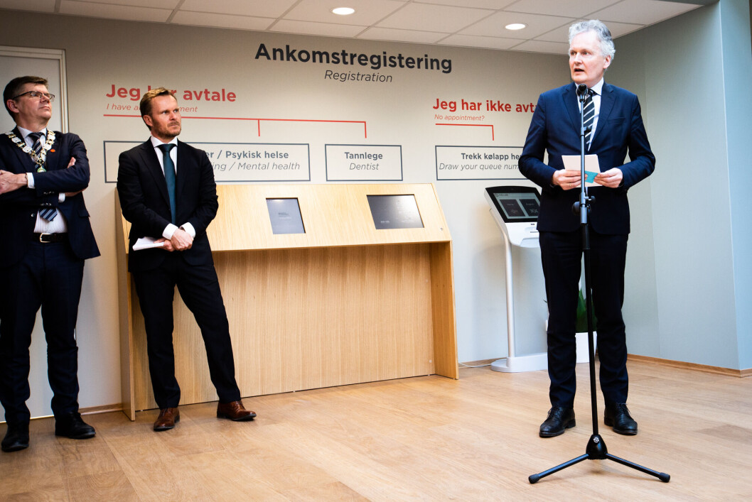 — Det er veldig lett å forstå at dette har vært krevende for enkeltpersoner i vårt system og at de er frustrerte. Jeg ser den typen kommentarer som et uttrykk for det, sier UiO direktør Arne Benjaminsen (til høyre), i en kommentar til at fagadministrative ansatte ved UiO har kalt innføringen av DFØs lønns- og økonomisystem for en IT-skandale. Her med UiO rektor Svein Stølen (t.v.) og . — Det er veldig lett å forstå at dette har vært krevende for enkeltpersoner i vårt system og at de er frustrerte. Jeg ser den typen kommentarer som et uttrykk for det, sier UiO direktør Arne Benjaminsen (til høyre), i en kommentar til at fagadministrative ansatte ved UiO har kalt innføringen av DFØs lønns- og økonomisystem for en IT-skandale. Her med UiO rektor Svein Stølen (t.v.) og .