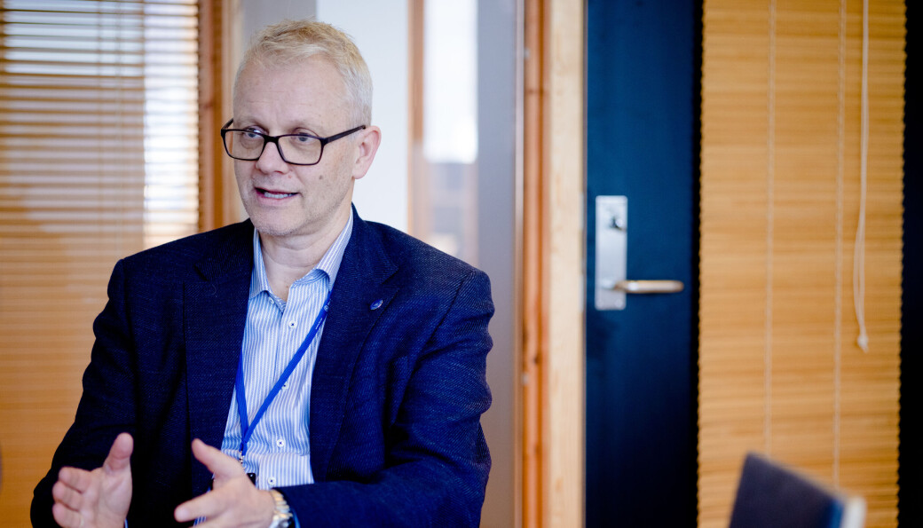 — Det er ikkje noko hokuspokus. Det må leggjast til rette for at det er eit godt diskusjonsklima og at medarbeidarane er trygge. Det høyrest basalt ut, men det kan også vere vanskeleg, seier Nils Gunnar Kvamstø om det å vere leiar av ein forskingsinstitusjon. — Det er ikkje noko hokuspokus. Det må leggjast til rette for at det er eit godt diskusjonsklima og at medarbeidarane er trygge. Det høyrest basalt ut, men det kan også vere vanskeleg, seier Nils Gunnar Kvamstø om det å vere leiar av ein forskingsinstitusjon.
