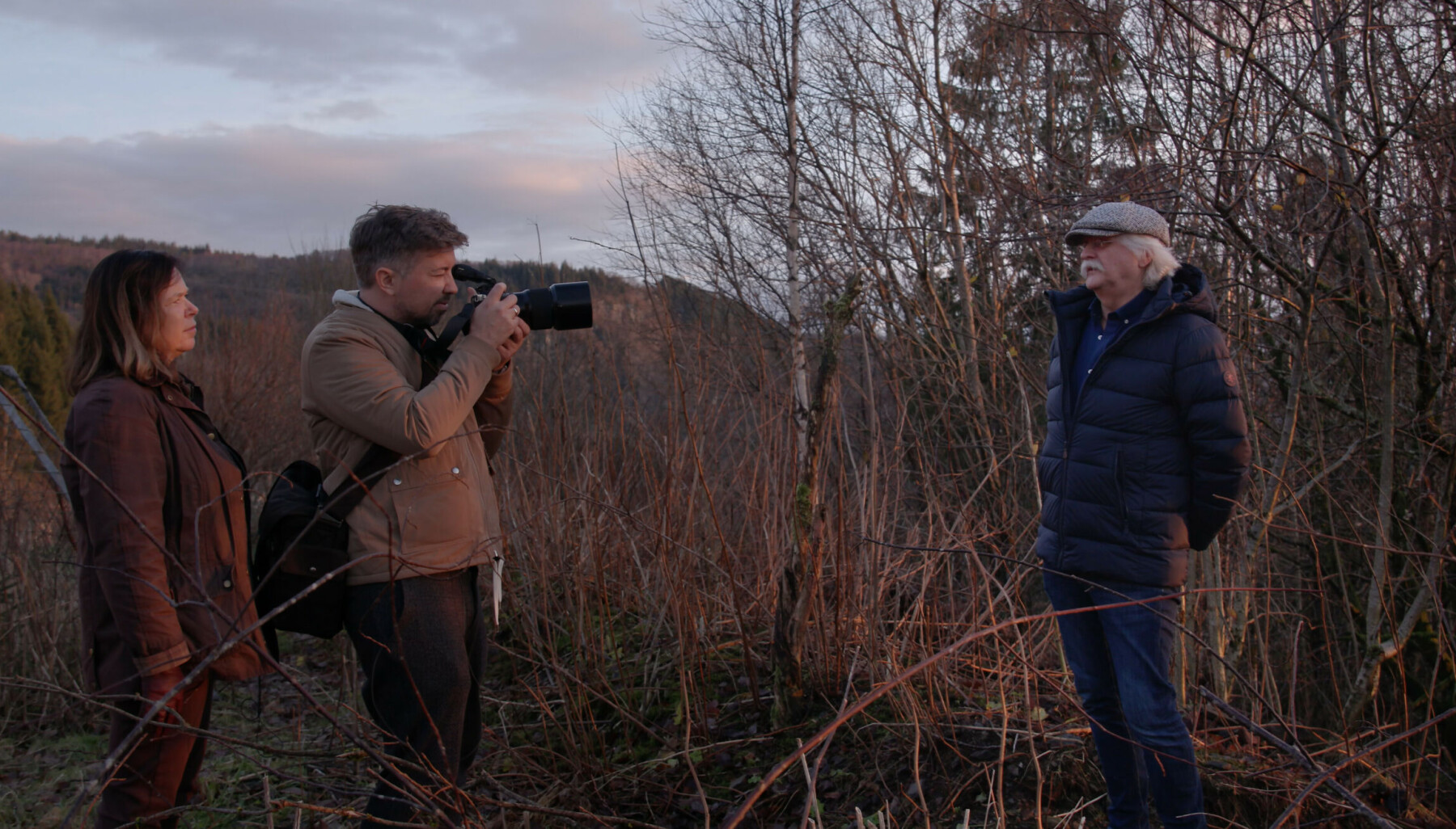 Bengt Hammer (til venstre) er ein av dei overlevande som blir intervjua i TV 2-dokumentaren og som er del av minnebanken. Til høgre Marie Smith-Solbakken og fotograf Tord Paulsen. Bengt Hammer (til venstre) er ein av dei overlevande som blir intervjua i TV 2-dokumentaren og som er del av minnebanken. Til høgre Marie Smith-Solbakken og fotograf Tord Paulsen.