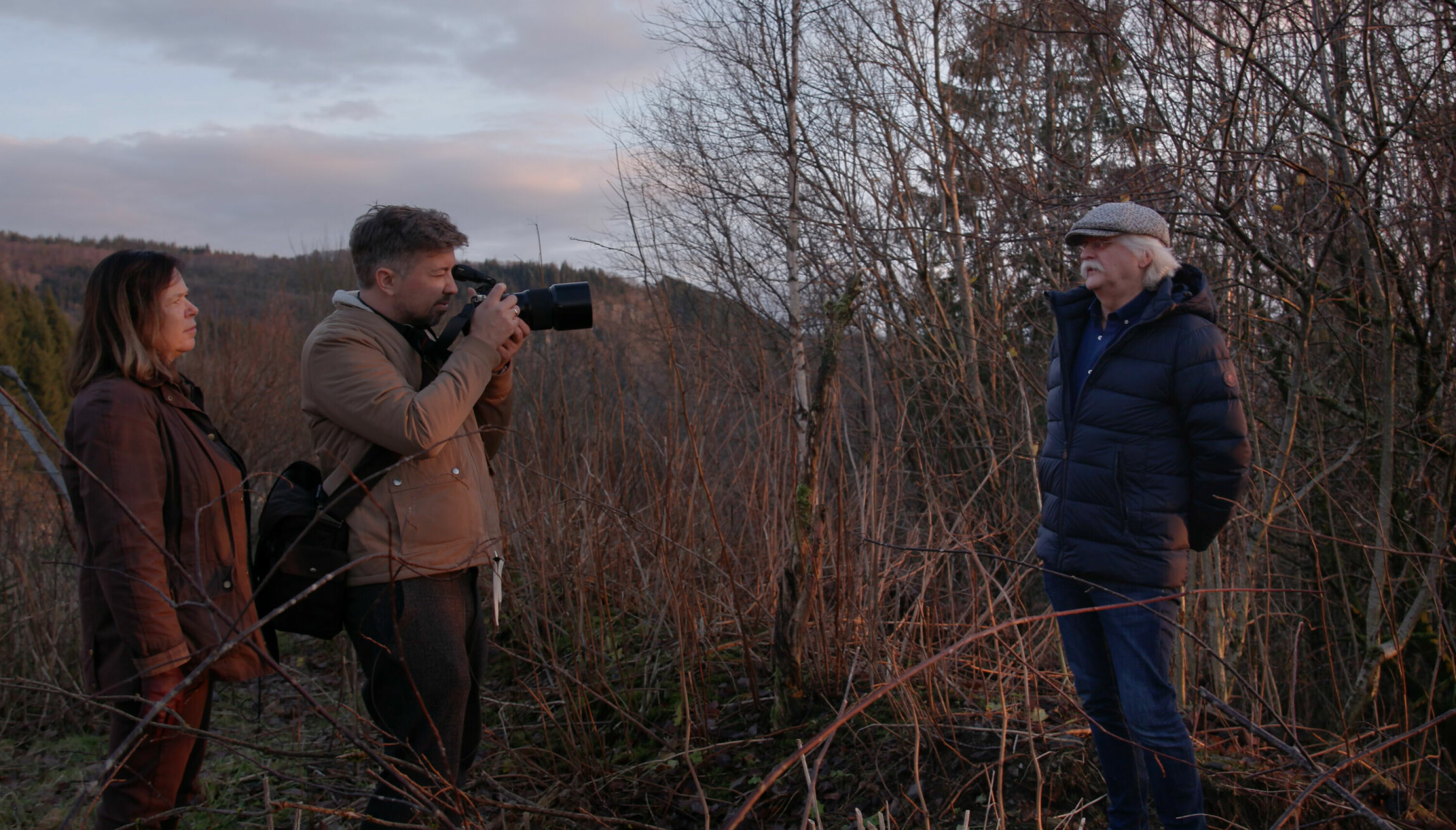Bengt Hammer (til venstre) er ein av dei overlevande som blir intervjua i TV 2-dokumentaren og som er del av minnebanken. Til høgre Marie Smith-Solbakken og fotograf Tord Paulsen.