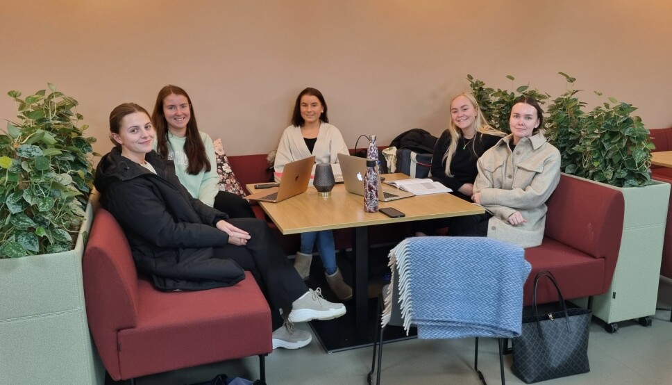 Studentene (f.v.) Julianne Sørum, Gina Tønjum, Cassandra Skogvoll, Sara Njåstad og Tea Solberg er tilbake på Campus Stord ved Høgskulen på Vestlandet (HVL).