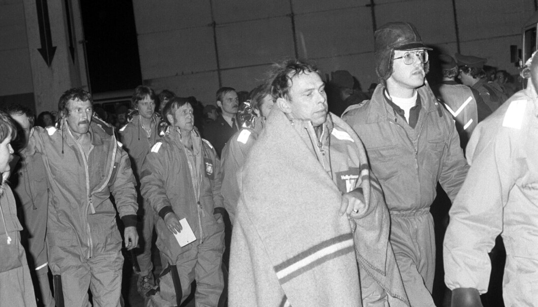 Dei første overlevande kjem i land på Sola utanfor Stavanger. 89 menneske overlevde Alexander Kielland. 123 omkom. Dei første overlevande kjem i land på Sola utanfor Stavanger. 89 menneske overlevde Alexander Kielland. 123 omkom.