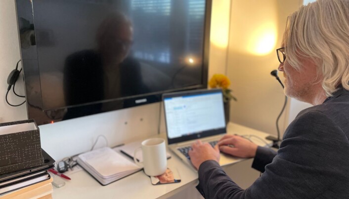 Fagdirektør i Folkehelseinstituttet (FHI), Atle Fretheim, på hjemmekontoret i Drøbak med glassbrikke med bilde av statsepidemiolog i Sveige, Anders Tegnell. Fagdirektør i Folkehelseinstituttet (FHI), Atle Fretheim, på hjemmekontoret i Drøbak med glassbrikke med bilde av statsepidemiolog i Sveige, Anders Tegnell.