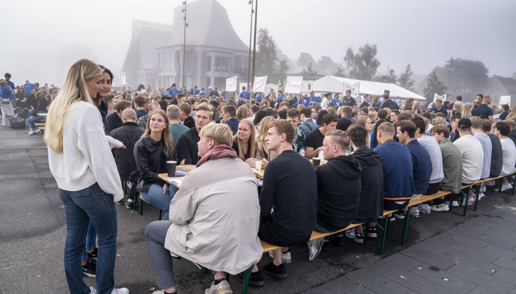 Aalborg Universitet foreslår å kutte 18 utdanninger, etter Folketingets kutt- og utflyttingsplan. Her fra studiestart i september 2021, der 3-4000 nye studenter var samlet til lunsj på Honnørkaien i Aalborg.. (Foto: Henning Bagger/Ritzau Scanpix) Aalborg Universitet foreslår å kutte 18 utdanninger, etter Folketingets kutt- og utflyttingsplan. Her fra studiestart i september 2021, der 3-4000 nye studenter var samlet til lunsj på Honnørkaien i Aalborg.. (Foto: Henning Bagger/Ritzau Scanpix)
