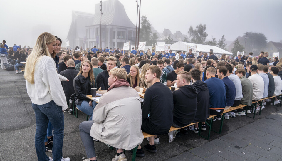 Aalborg Universitet foreslår å kutte 18 utdanninger, etter Folketingets kutt- og utflyttingsplan. Her fra studiestart i september 2021, der 3-4000 nye studenter var samlet til lunsj på Honnørkaien i Aalborg.. (Foto: Henning Bagger/Ritzau Scanpix)