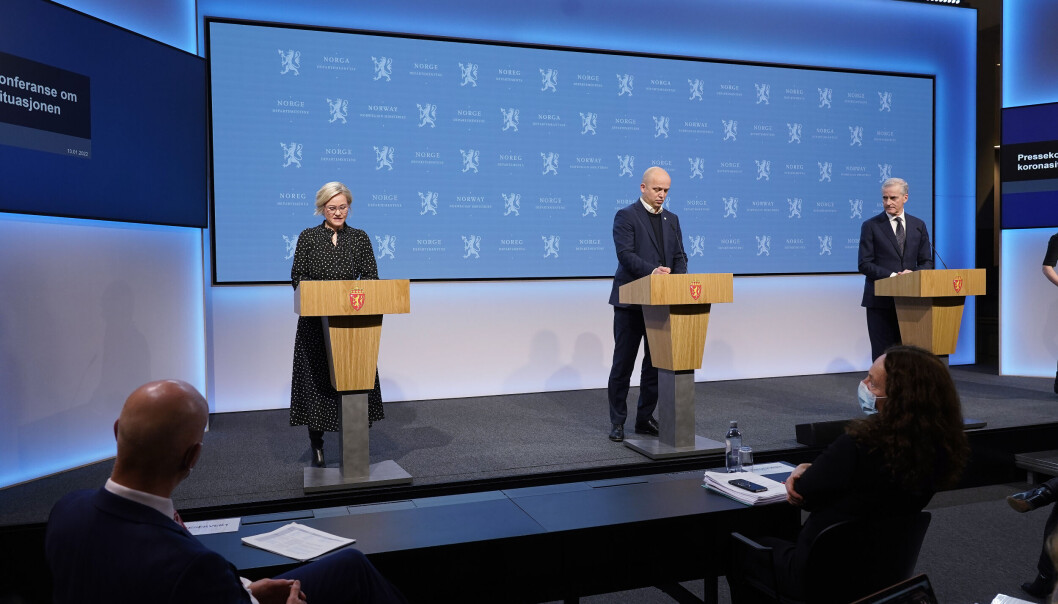 Oslo 20220113. Helse- og omsorgsministerIngvild Kjerkol (Ap), finansminister Trygve Slagsvold Vedum (Sp), statsminister Jonas Gahr Støre og kunnskapsministerTonje Brenna (Ap) under pressekonferansen om koronasituasjonen i marmorhallen.Helsedirektør Bjørn Guldvog og FHI-direktør Camilla Stoltenberg er også tilstede.Foto: Terje Bendiksby / NTB Oslo 20220113. Helse- og omsorgsministerIngvild Kjerkol (Ap), finansminister Trygve Slagsvold Vedum (Sp), statsminister Jonas Gahr Støre og kunnskapsministerTonje Brenna (Ap) under pressekonferansen om koronasituasjonen i marmorhallen.Helsedirektør Bjørn Guldvog og FHI-direktør Camilla Stoltenberg er også tilstede.Foto: Terje Bendiksby / NTB