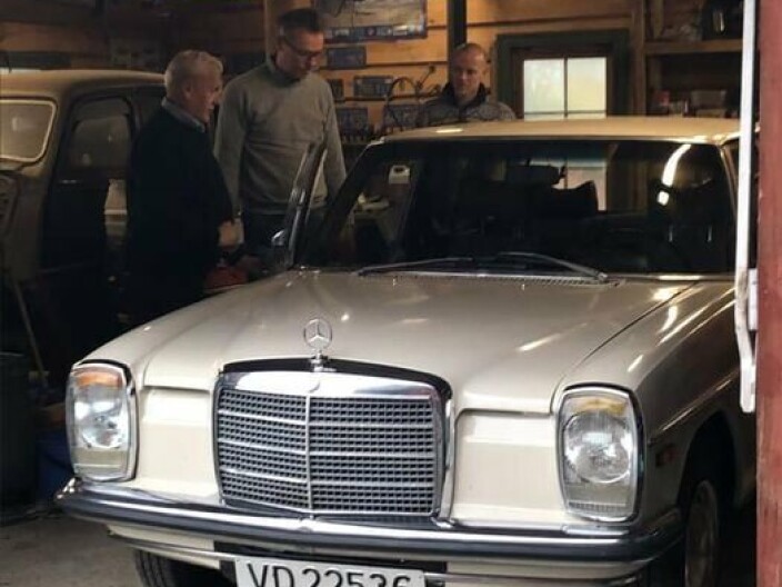 Barnebarnet Ola har sørget for at tidligere statsminister (fra 1965-1971) Per Bortens gamle Mercedes /8 har fått nytt liv. Barnebarnet Ola har sørget for at tidligere statsminister (fra 1965-1971) Per Bortens gamle Mercedes /8 har fått nytt liv.