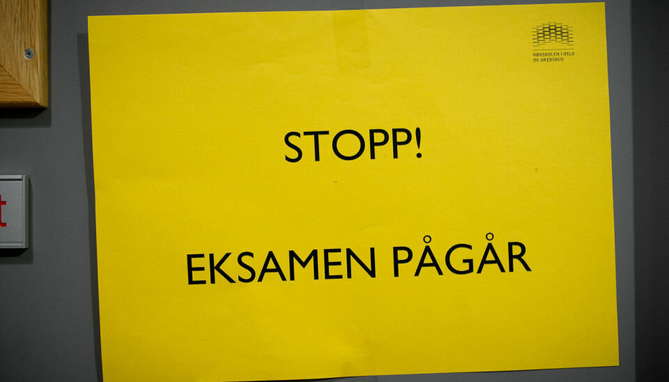 Bilde av gult skilt med teksten «Stopp! Eksamen pågår»