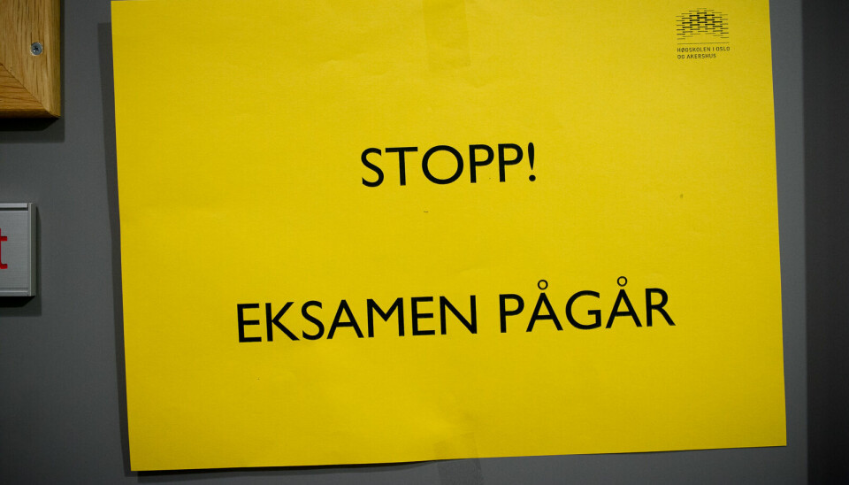 Bilde av gult skilt med teksten «Stopp! Eksamen pågår»