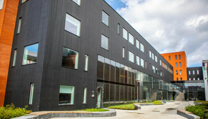 Medisin- og helsefagbygget (MH2) på campus i Tromsø sto ferdig i 2018, men anlegget for dyreforsøk på store dyr, som ligger i tilknytning til bygget, er fortsatt ikke ferdig. Medisin- og helsefagbygget (MH2) på campus i Tromsø sto ferdig i 2018, men anlegget for dyreforsøk på store dyr, som ligger i tilknytning til bygget, er fortsatt ikke ferdig.